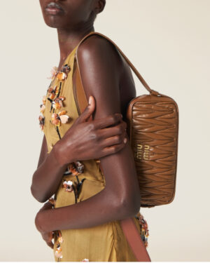 [미우미우] 마틀라세 나파 가죽 숄더백 카라멜 5BC158_N88_F0002