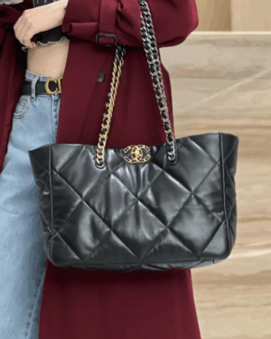 [샤넬] 19 쇼핑백 숄더백 램스킨 블랙 금장 은장 AS3660