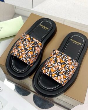 [버버리] 버킹험 모노그램 프린트 캔버스 슬라이드