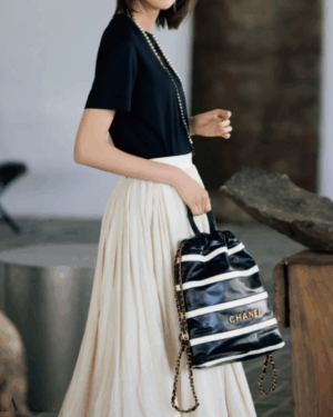 [샤넬] 22 백팩 샤이니 카프스킨 골드톤 메탈 AS3859