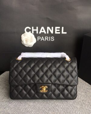 [샤넬] 미디움 클래식 플랩백 블랙 캐비어 카프스킨 금장  A01112