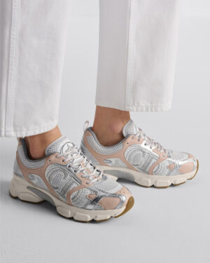 [디올] Dior Chrono 스니커즈 화이트 메시 & 누드, 실버 톤 래미네이트 레더-이펙트 패널 KCK414TXX_S15U