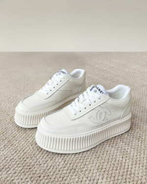 [샤넬] 여성용 스니커즈 C60493-1 2024