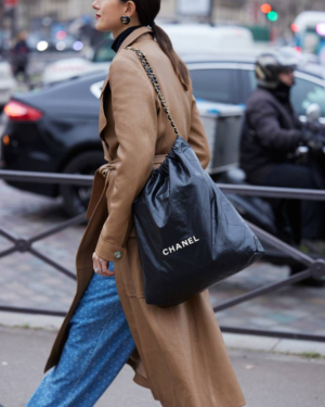 [샤넬] 22 미디움 금장 핸드백 AS3261