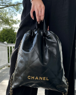 [샤넬] 22 라지 백팩 샤이니 카프스킨 블랙/화이트 AS3313