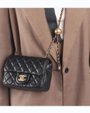 [샤넬] 클래식 플랩백(쁘띠삭) 골든볼 블랙 램스킨  A35200