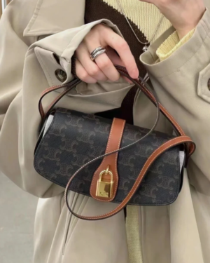 [셀린느] 타부 스트랩 클러치 - 트리옹프 캔버스 & 카프스킨 10I592