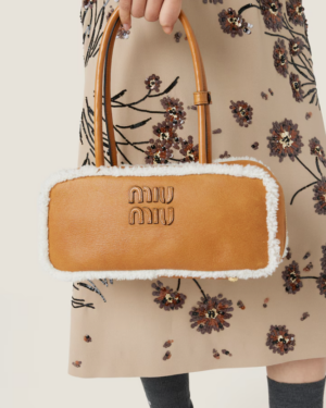 [미우미우] 시어링 탑 핸들 보 백 5BB148