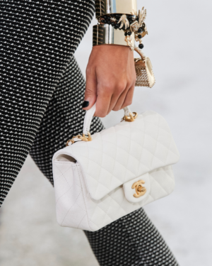 [샤넬] 클래식 뉴미니 탑핸들 캐비어 카프스킨 AS2431