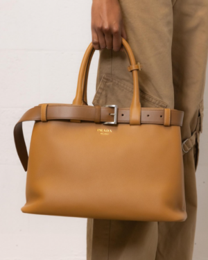 [프라다] 벨트가 달린 프라다 버클 라지 가죽 핸드백 1BA416