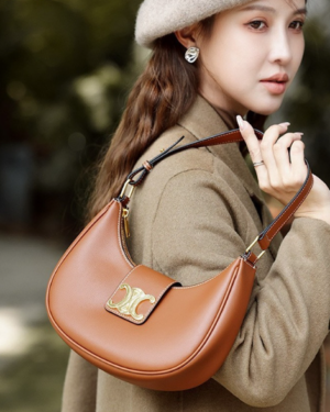 [셀린느] 미디엄 아바 트리옹프 백 - 부드러운 카프스킨 탠 114493DGQ.04LU