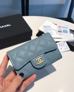 [샤넬] 클래식 똑딱이 플랩 카드 지갑 캐비어 스카이 블루 AP0214