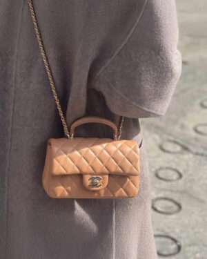 [샤넬] 클래식 뉴미니 탑핸들 램스킨 금장 AS2431