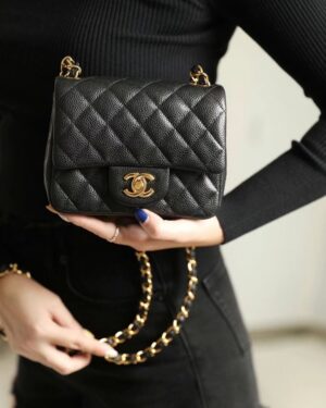 [샤넬] 클래식 미니 플랩백 17cm 블랙 캐비어 카프스킨 금장 A35200