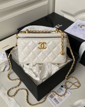 [샤넬] 베니티백 램스킨 화이트 골드볼 줄조절 체인 금장 AP3651