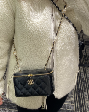 [샤넬] 베니티백 램스킨 블랙 체인 금장 AP4285