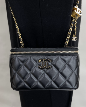 [샤넬] 베니티백 램스킨 블랙 체인 AP3940