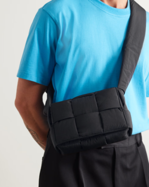 [보테가베네타] 스몰 패디드 테크 카세트 숄더백 755182VBO818803