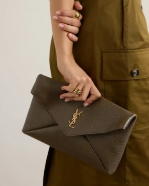 [생로랑] 램스킨 소재의 cassandre 라지 엔벨로프 파우치 769307