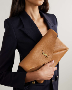 [생로랑] 누벅 소재의 cassandre 라지 엔벨로프 파우치 769307