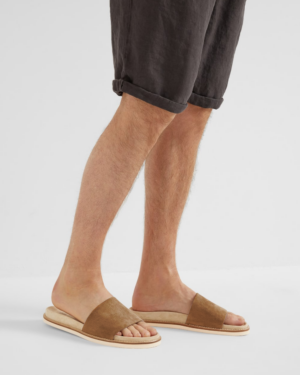 [브루넬로 쿠치넬리] 워시드 스웨이드 소재의 슬라이드 샌들 251MZU