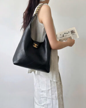 [샤넬] 라지 호보 백 램스킨 블랙 골드 메탈 AS5410