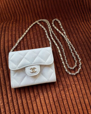 [샤넬] 클래식 체인 달린 미니백 화이트 금장 AP0238