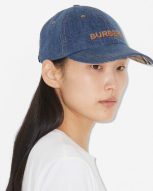 [버버리] 버버리 자수 로고 워시드 데님 베이스볼 캡 80707661