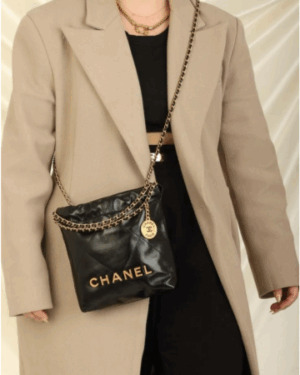 [베트남 출고] 샤넬 22 미니 핸드백 샤이니 카프스킨 골드 메탈 블랙  AS3980