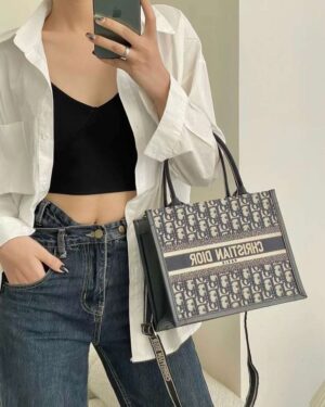 [디올] 스몰 스트랩 북 토트백 M1325CZBB