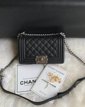 [샤넬] 스몰 보이 샤넬 캐비어 카프스킨 실버 루테늄 메탈 A67085