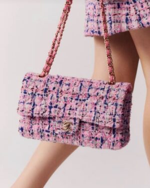 [샤넬] 23s 클래식 플랩 체인백 미디엄 트위드 핑크 A01112 B10294 NM478