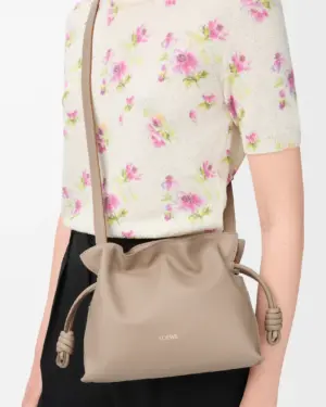 [로에베] 미니 플라멩코 클러치 나파 카프스킨 산드 A411FC2X73