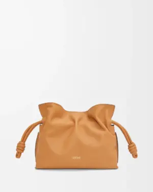 [로에베] 미니 플라멩코 클러치 나파 카프스킨 웜 데저트 A411FC2X73