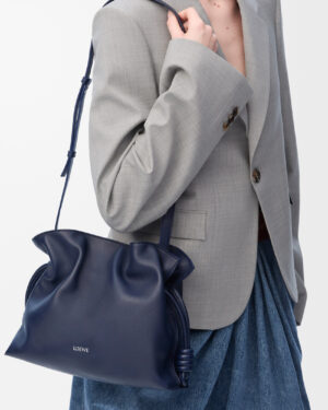 [로에베] 미디움 플라멩코 클러치 나파 카프스킨 아비스 블루 A411FC1XBF