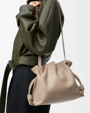 [로에베] 미디움 플라멩코 클러치 나파 카프스킨 샌드 A411FC1XBF