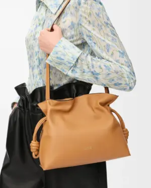 [로에베] 미디움 플라멩코 클러치 나파 카프스킨 웜 데저트 A411FC1XBF