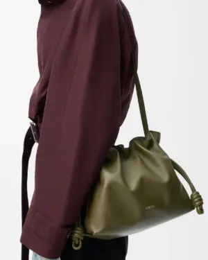 [로에베] 미디움 플라멩코 클러치 나파 카프스킨 다크 카키 A411FC1XBF