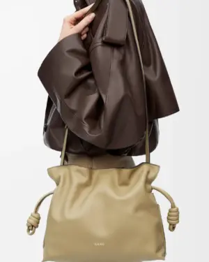 [로에베] 미디움 플라멩코 클러치 나파 카프스킨 클레이 그린 A411FC1XBF