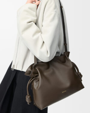 [로에베] 미디움 플라멩코 클러치 나파 카프스킨 초콜릿 A411FC1XD4