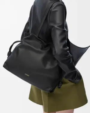 [로에베] 라지 플라멩코 클러치 나파 카프스킨 블랙 A411FL1X18