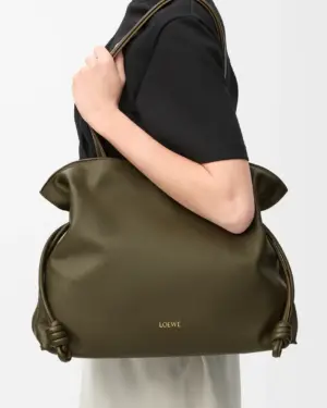 [로에베] 라지 플라멩코 클러치 나파 카프스킨 다크 카키 A411FL1X18