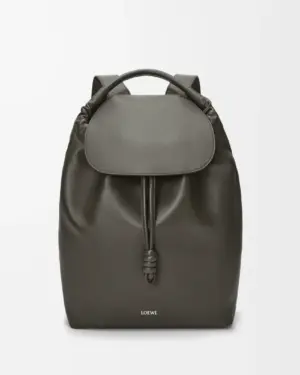 [로에베] 플라멩코 백팩 인 샤이니 서플 카프스킨 다크 그레이 B411FLKX01