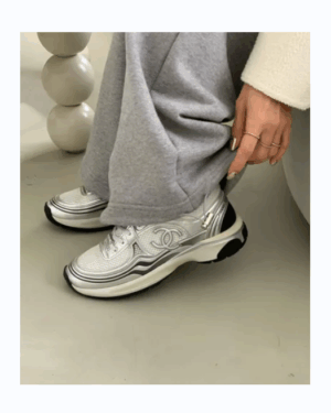 [샤넬] CC 로고 테니스 스니커즈 화이트 실버 샤식스 G39792