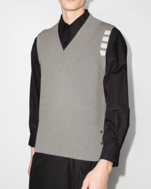 [톰브라운] 라이트 그레이 시드 스티치 코튼 4바 V넥 조끼 (2 COLORS)