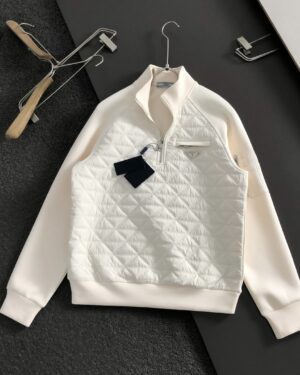 [프라다] 삼각 퀼팅 하프집업 맨투맨 (2 COLORS)