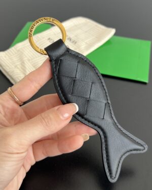 [ 보테가베네타] 인트레치아토 피쉬 키링 806109V2H